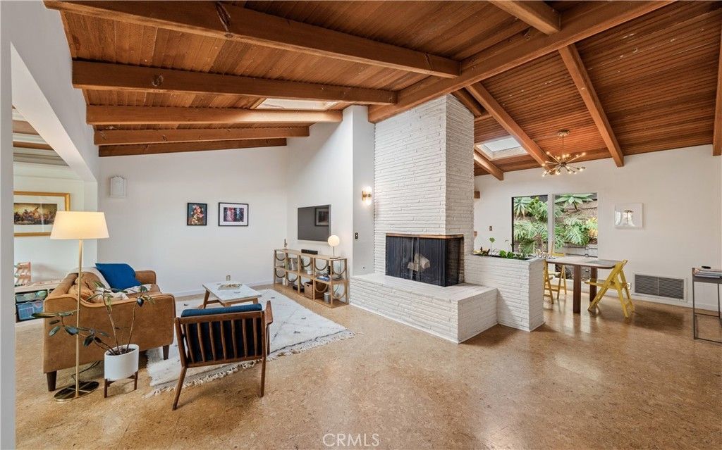 3858 Roble Vista Drive, Los Angeles