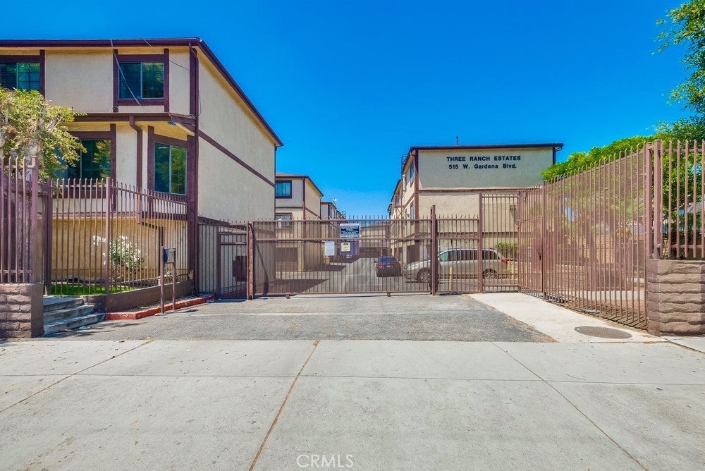 515 W Gardena Boulevard 69 