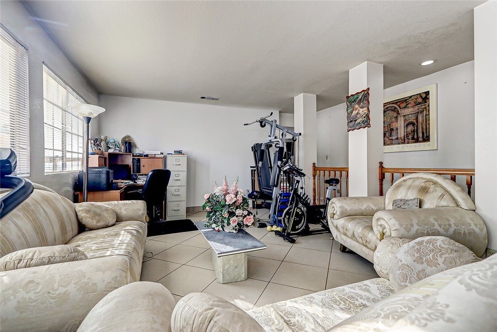 14923 S Raymond Avenue, Gardena, 899000