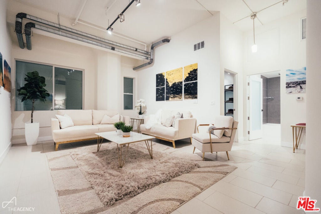 939 Broadway 207, Los Angeles