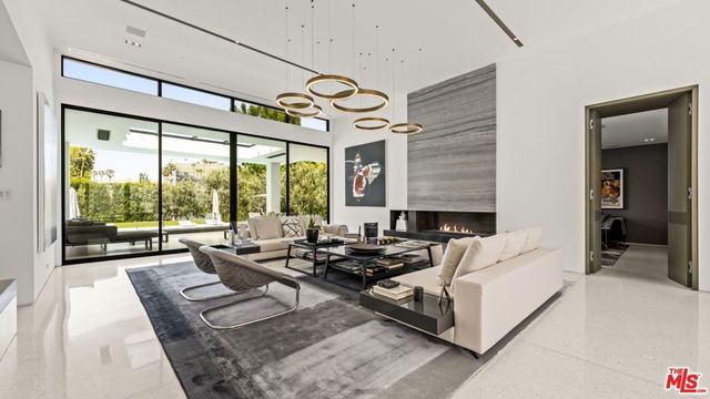 16032 Valley Vista Boulevard, Encino