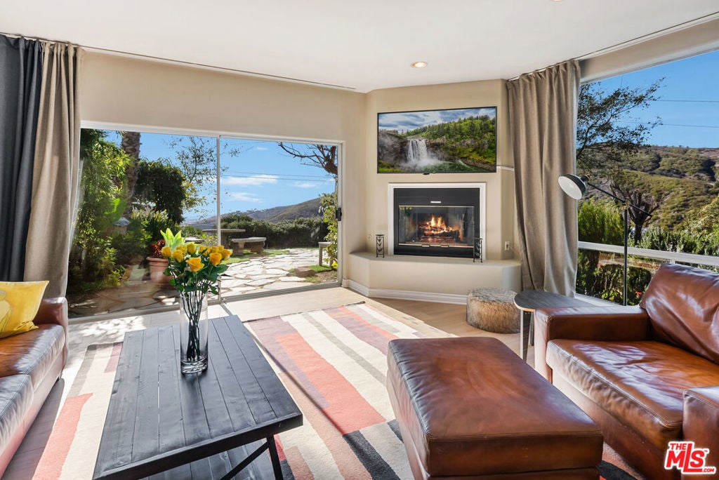 Photo of Listing #25496533