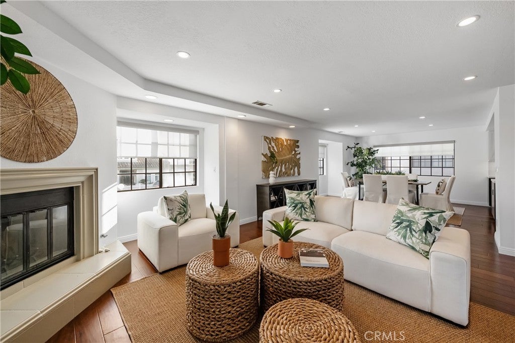 2409 Vanderbilt Lane 1