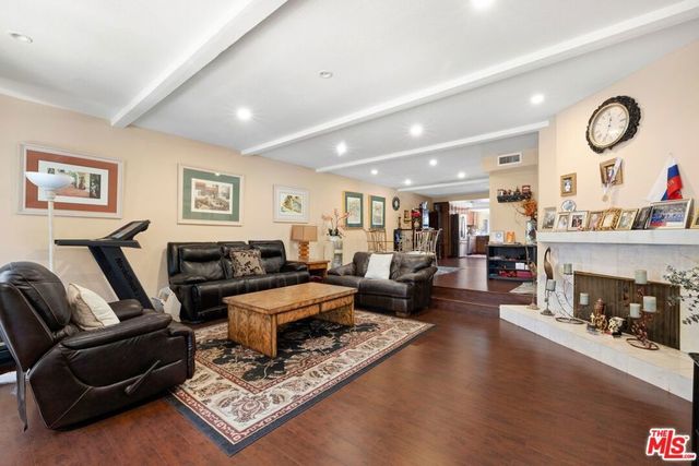 17832 Margate Street, Encino