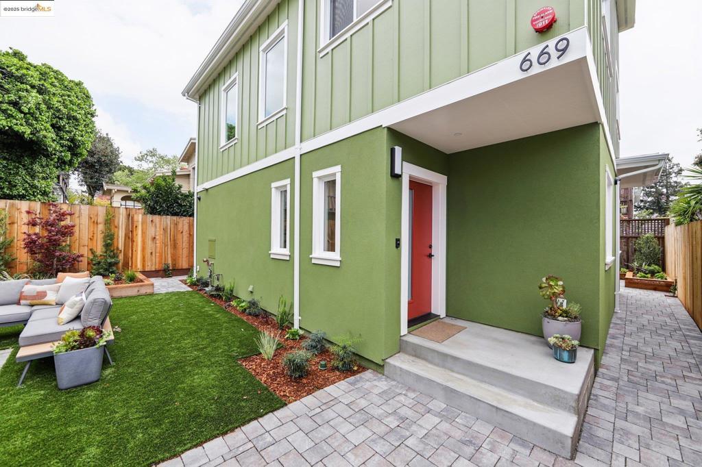 669 Alcatraz Ave, Oakland