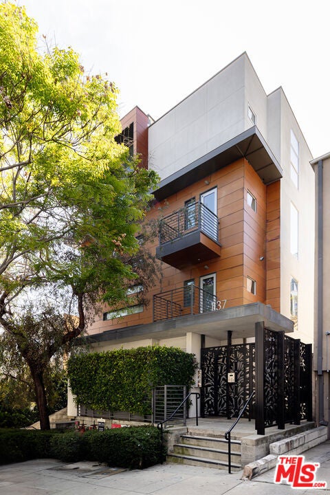 1137 Hacienda Place 107, West Hollywood