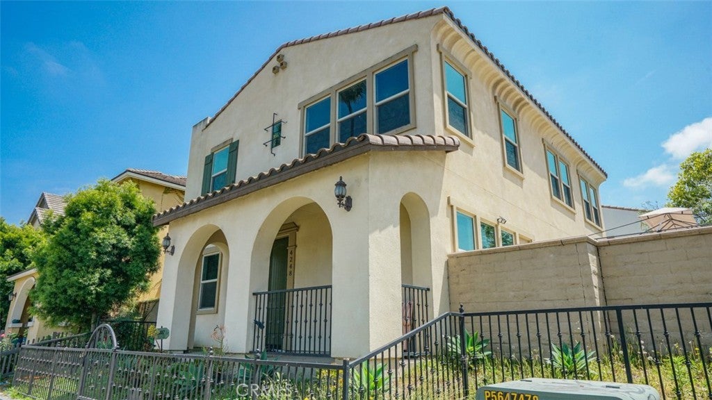 Photo of Listing #IV25097395