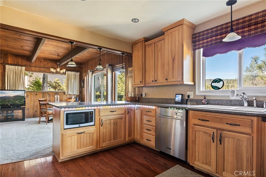 Listing photo for 383 Golf Course Road, Lake Arrowhead, CA, Cabin home for sale
