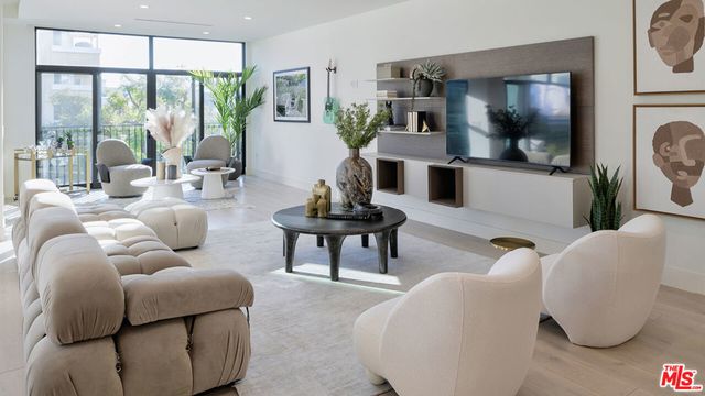 425 N Palm Drive # 403, Beverly Hills