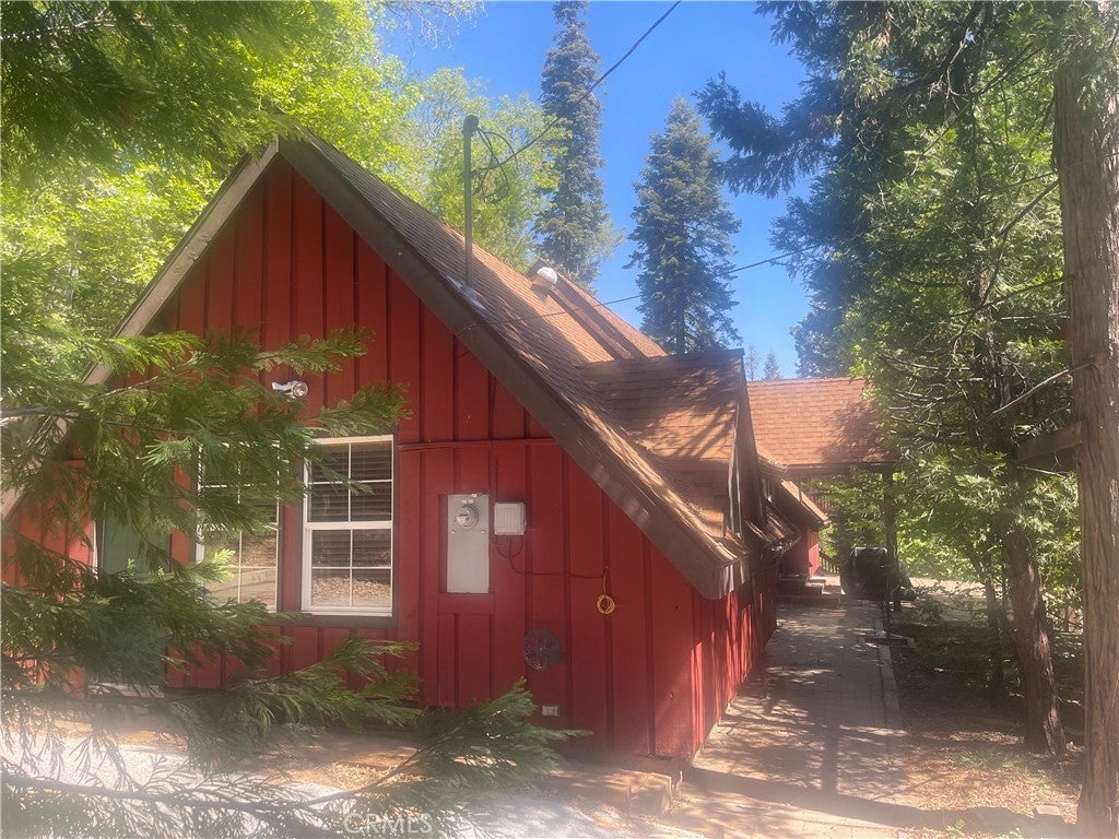 Listing photo for 118 E Lane, Lake Arrowhead, CA, Cabin home for sale