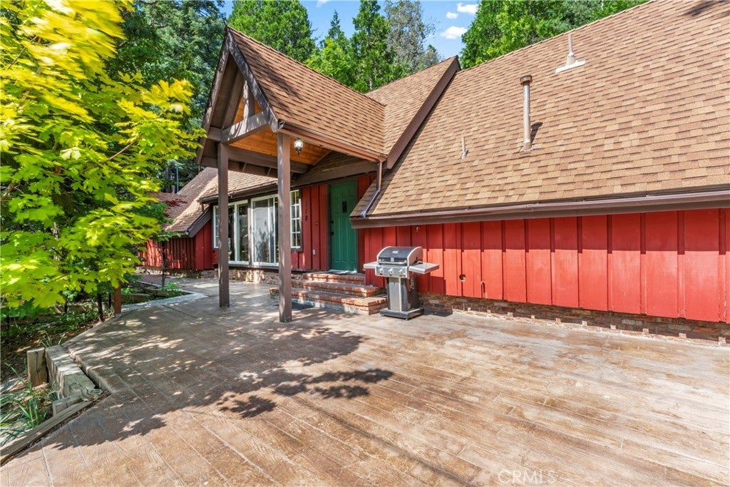 Listing photo for 118 E Lane, Lake Arrowhead, CA, Cabin home for sale