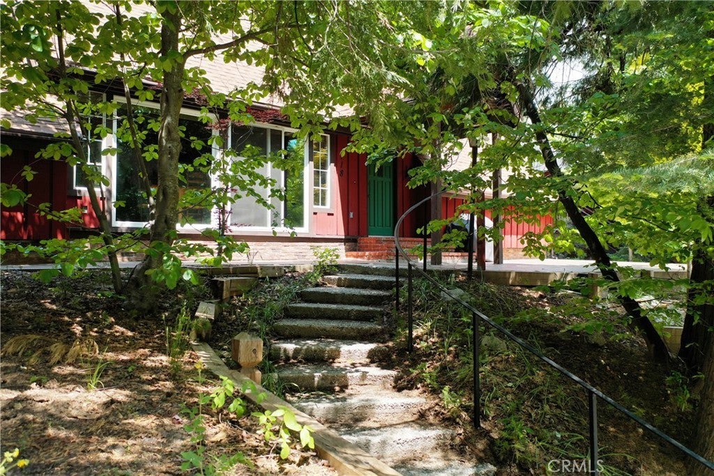 Listing photo for 118 E Lane, Lake Arrowhead, CA, Cabin home for sale
