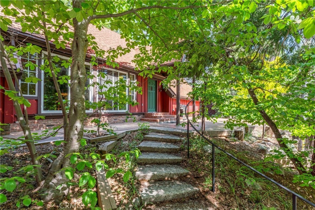 Listing photo for 118 E Lane, Lake Arrowhead, CA, Cabin home for sale