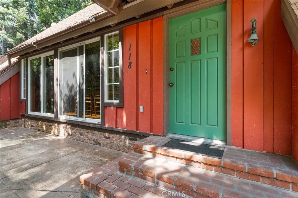 Listing photo for 118 E Lane, Lake Arrowhead, CA, Cabin home for sale