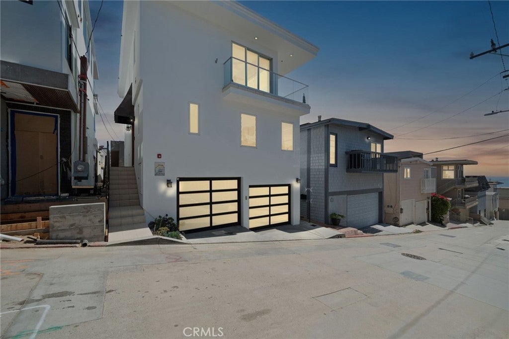 210 El Porto Street