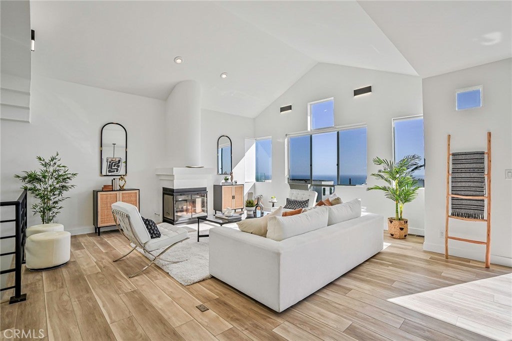 Photo of Listing #SB25135159