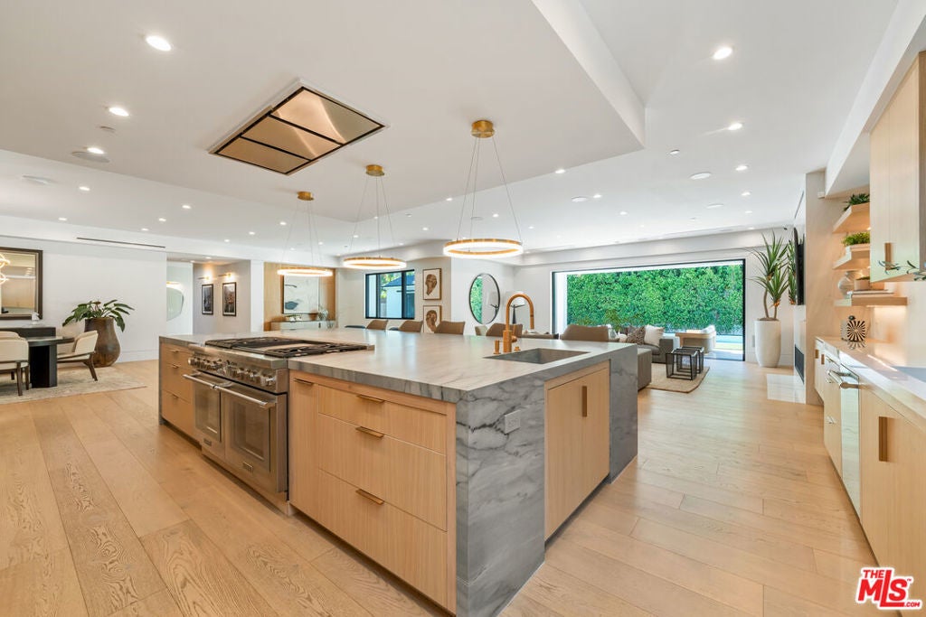 Photo of Listing #25555893