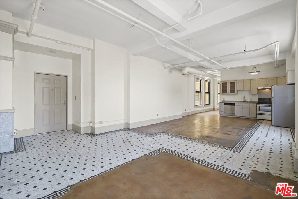 Photo of Listing #25560373