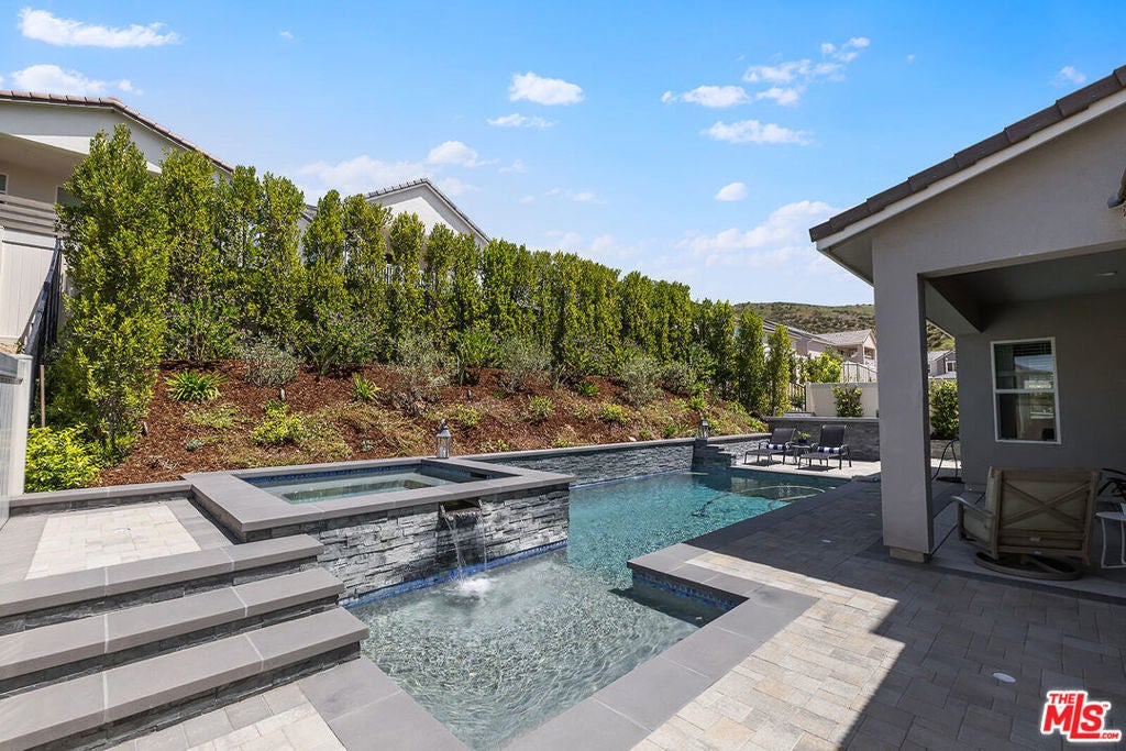 Photo of Listing #25565347