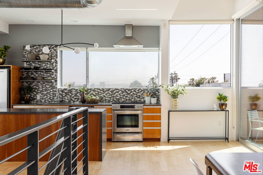 1137 Hacienda Place 107, West Hollywood