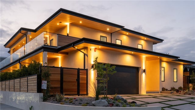 461 Nw Chabela Dr., Manhattan Beach.