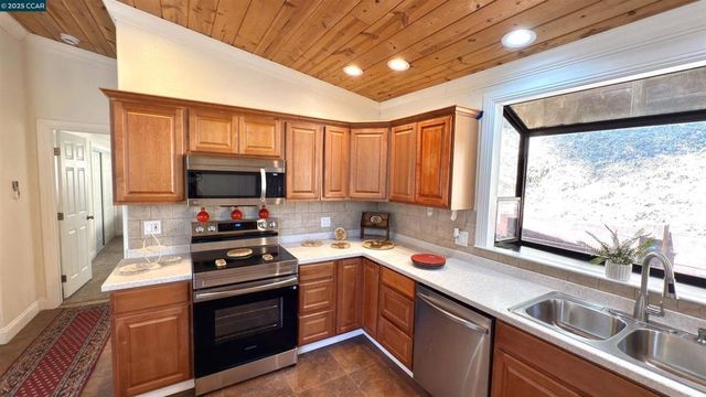 5935 Sunrise Ct, Lower Lake