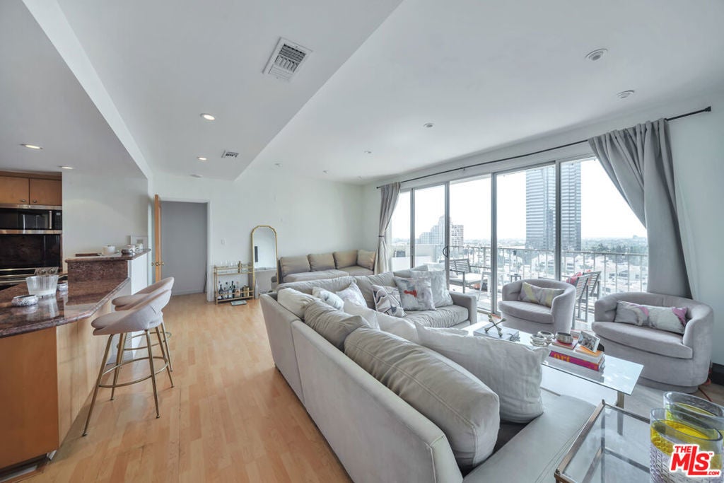 Photo of Listing #25573631