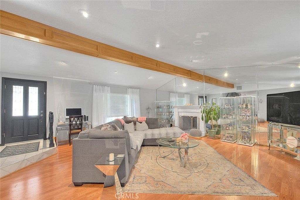 Photo of Listing #IV25177221