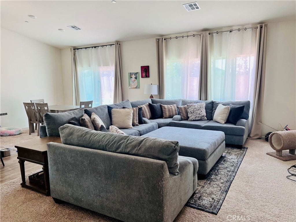 Photo of Listing #IV25177329