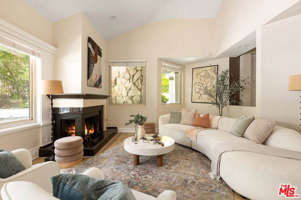 Photo of Listing #25581345