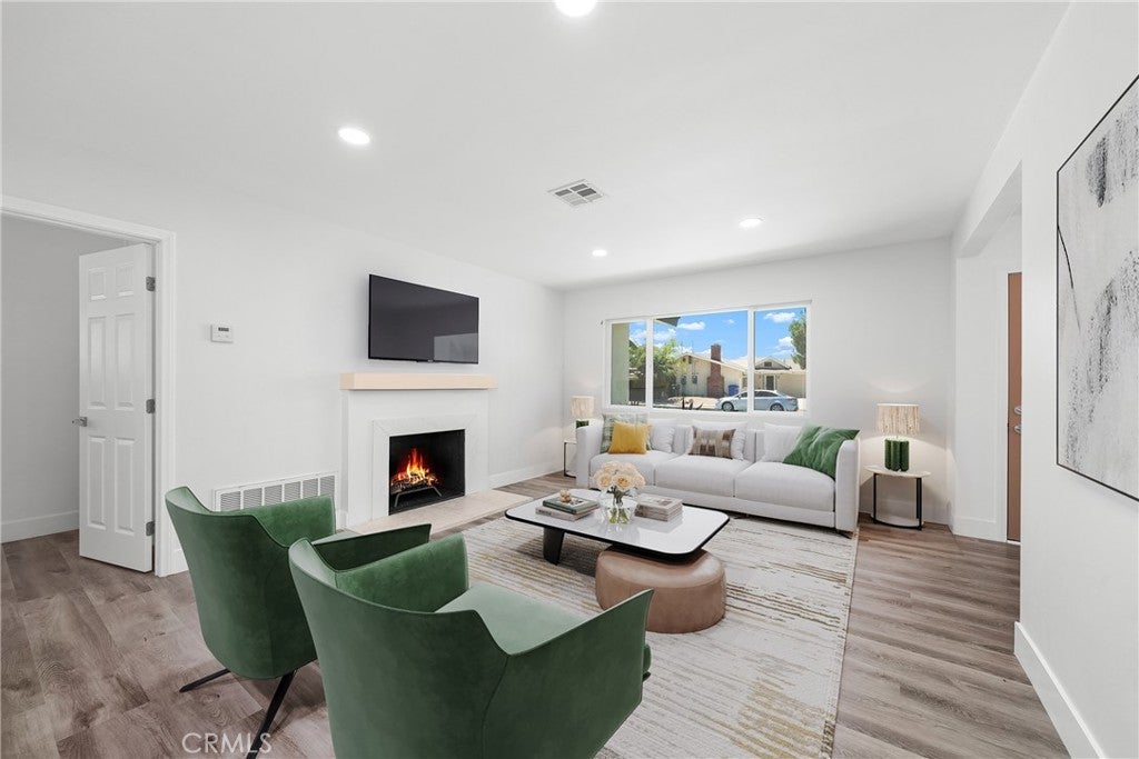 Photo of Listing #IV25187287