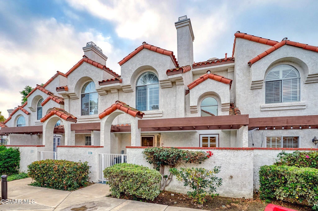 220 Camino Cortina, Camarillo