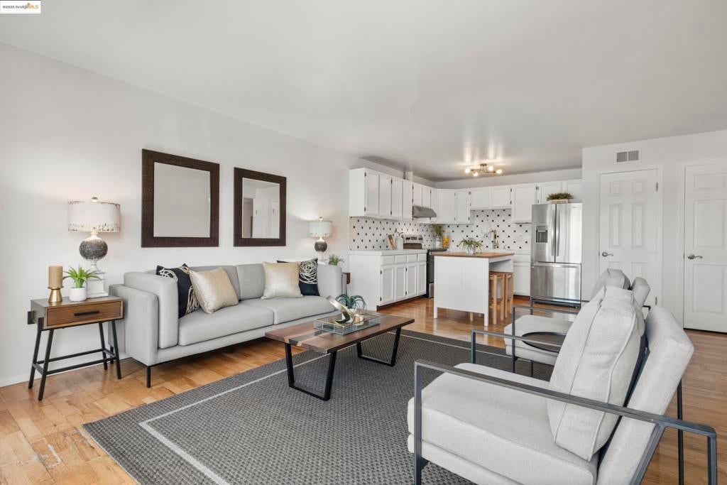 Photo of Listing #41109322