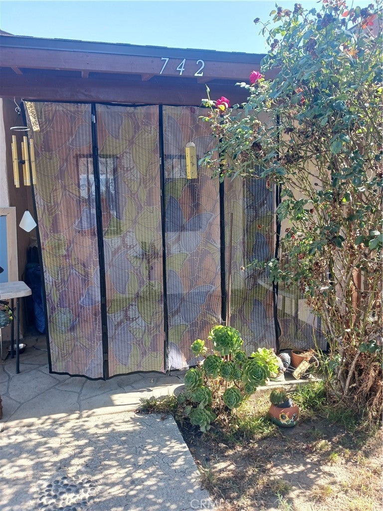 742 Belden Avenue, Los Angeles