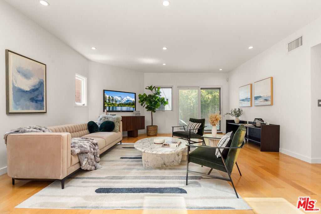 Photo of Listing #25586423