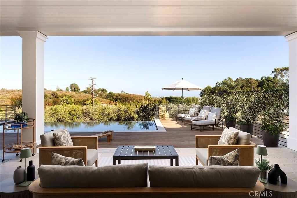 702 Saint James Place, Newport Beach