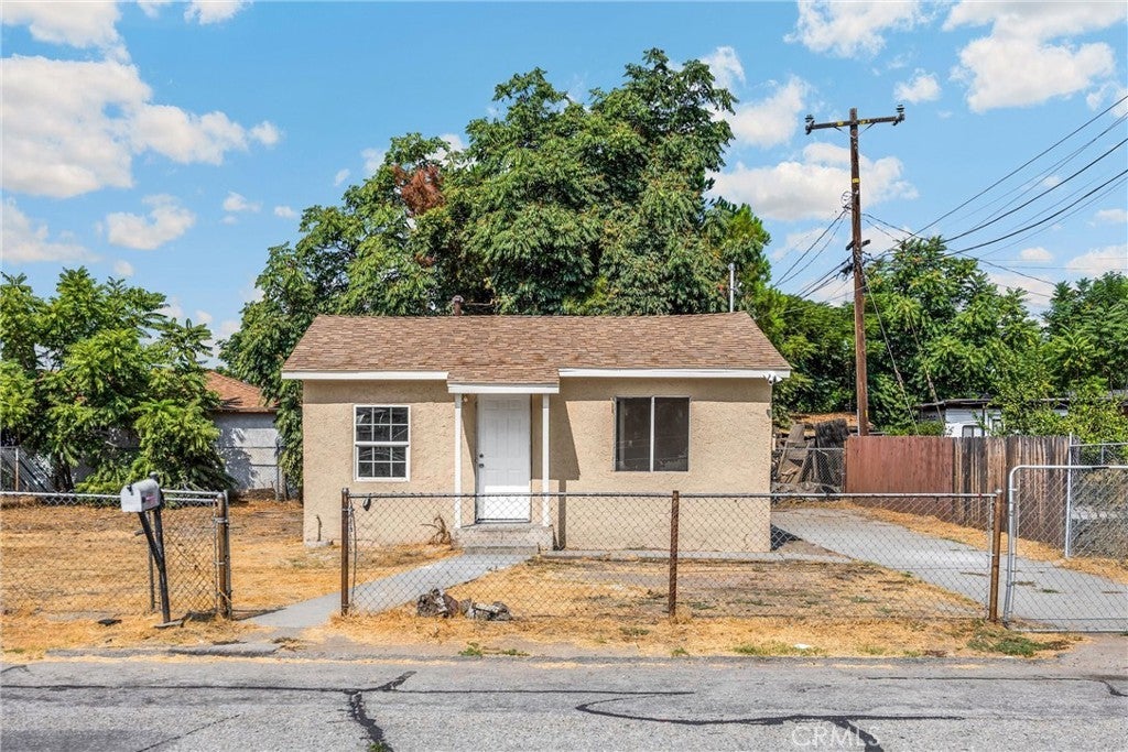 Photo of Listing #IV25217355