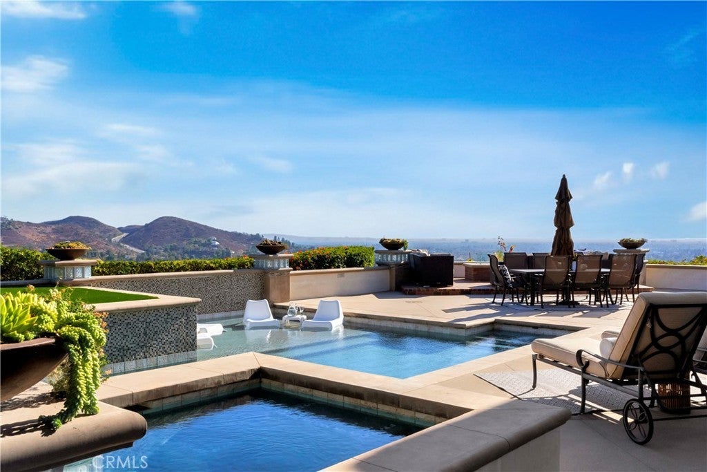 5648 Crest De Ville, Orange