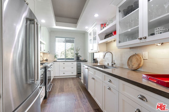 11322 Camarillo Street # 201, Toluca Lake