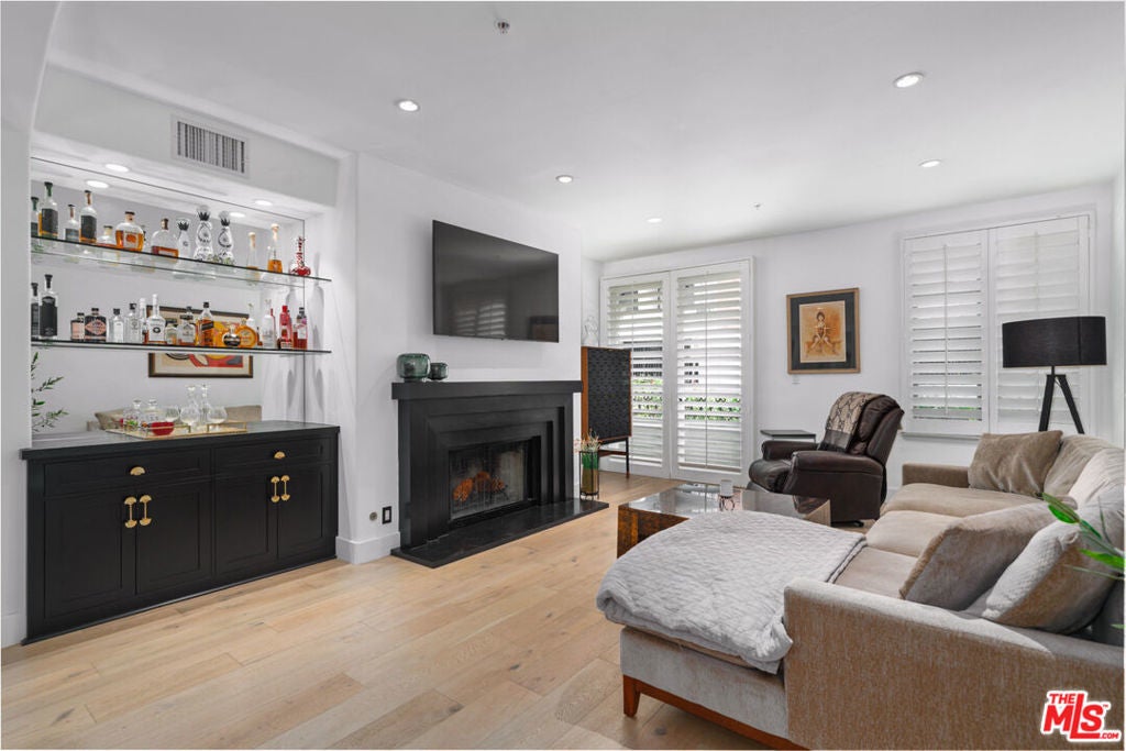 Photo of Listing #25595337