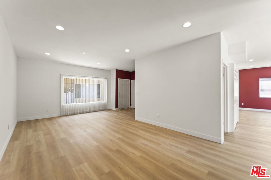 Photo of Listing #25598473