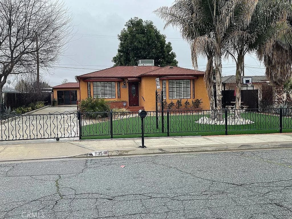 Photo of Listing #IV25227607