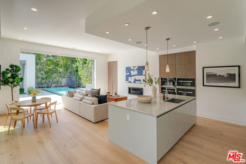 Photo of Listing #25599303