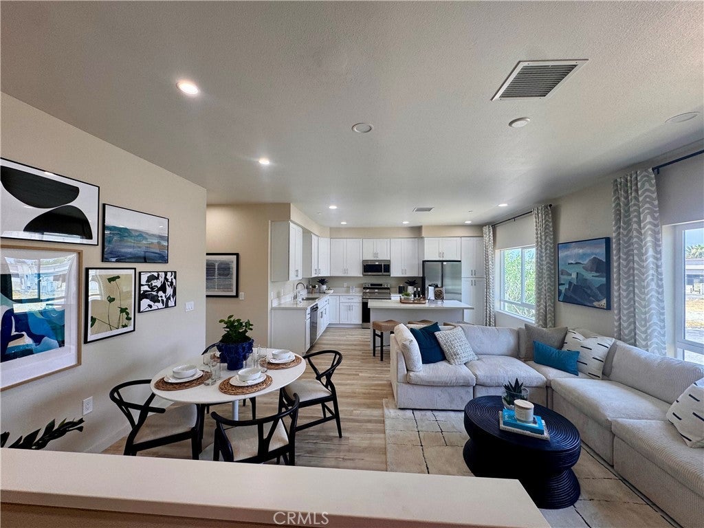 Photo of Listing #IV25229097