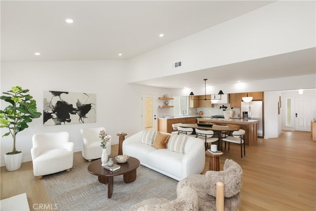 Photo of Listing #OC25231221