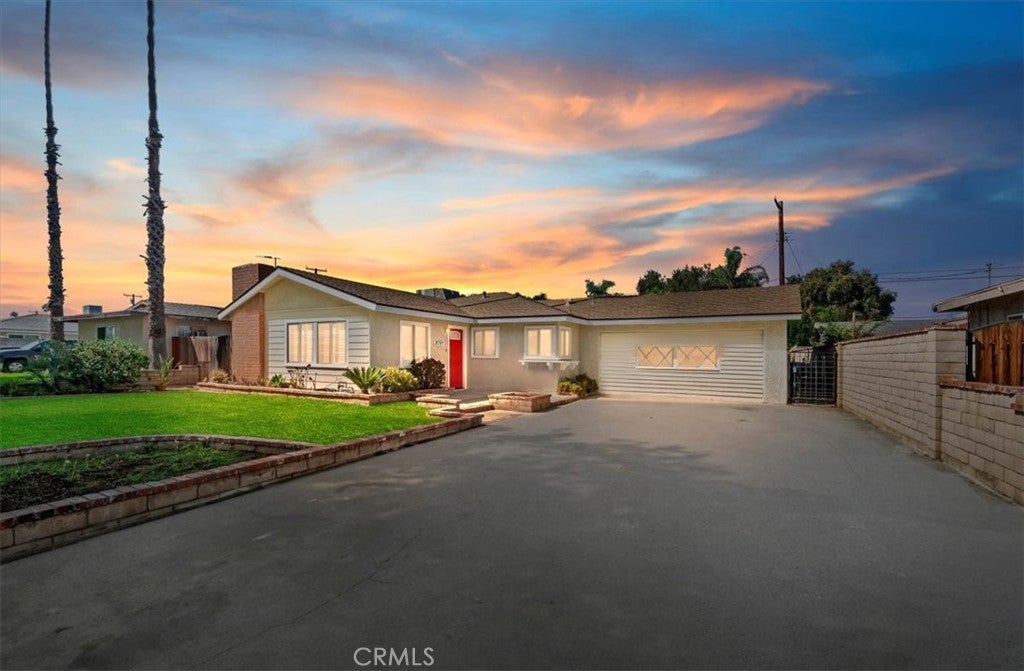 Photo of Listing #IV25198299