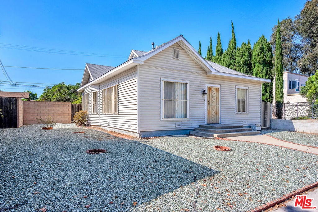 3369 California Avenue, Signal Hill