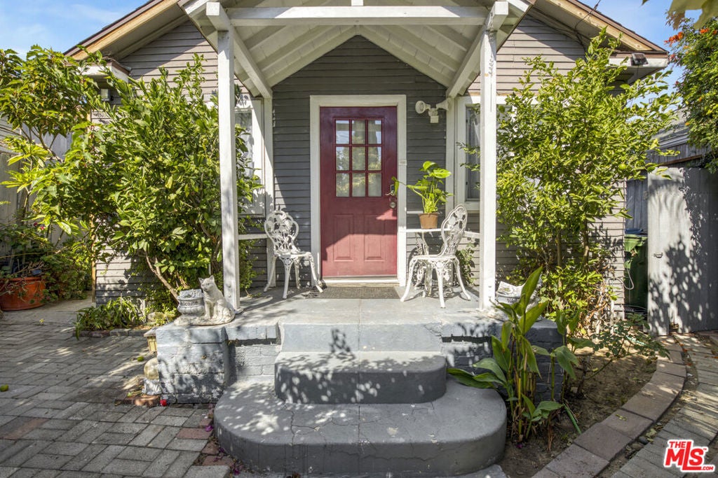 6431 Dix Street, Los Angeles