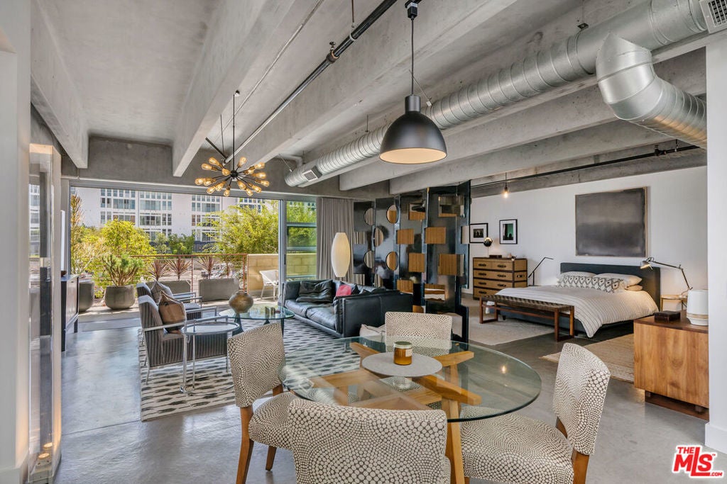 Photo of Listing #25605853