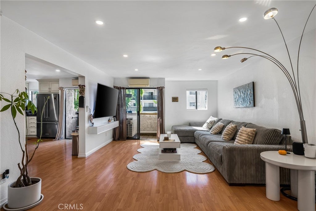 Photo of Listing #SR25236936